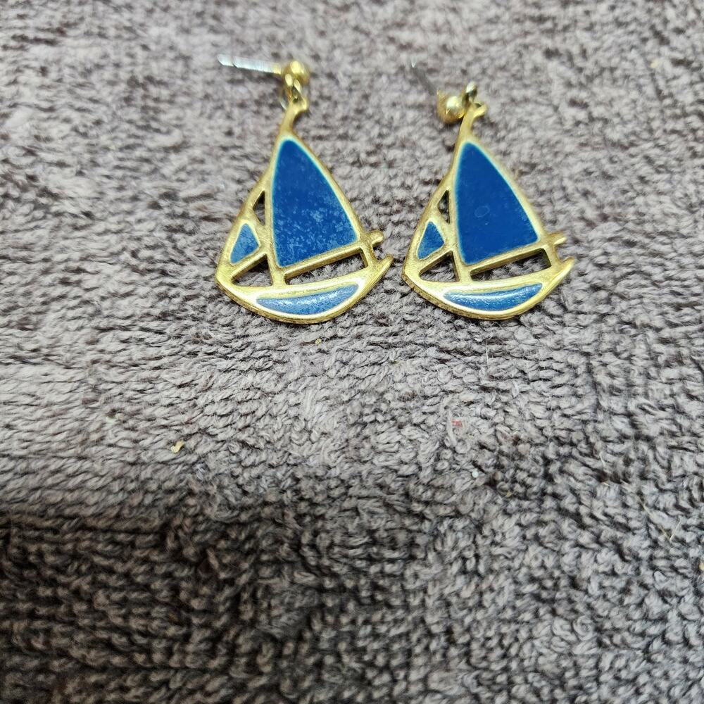 Gold tone blue sailboat earrings b34